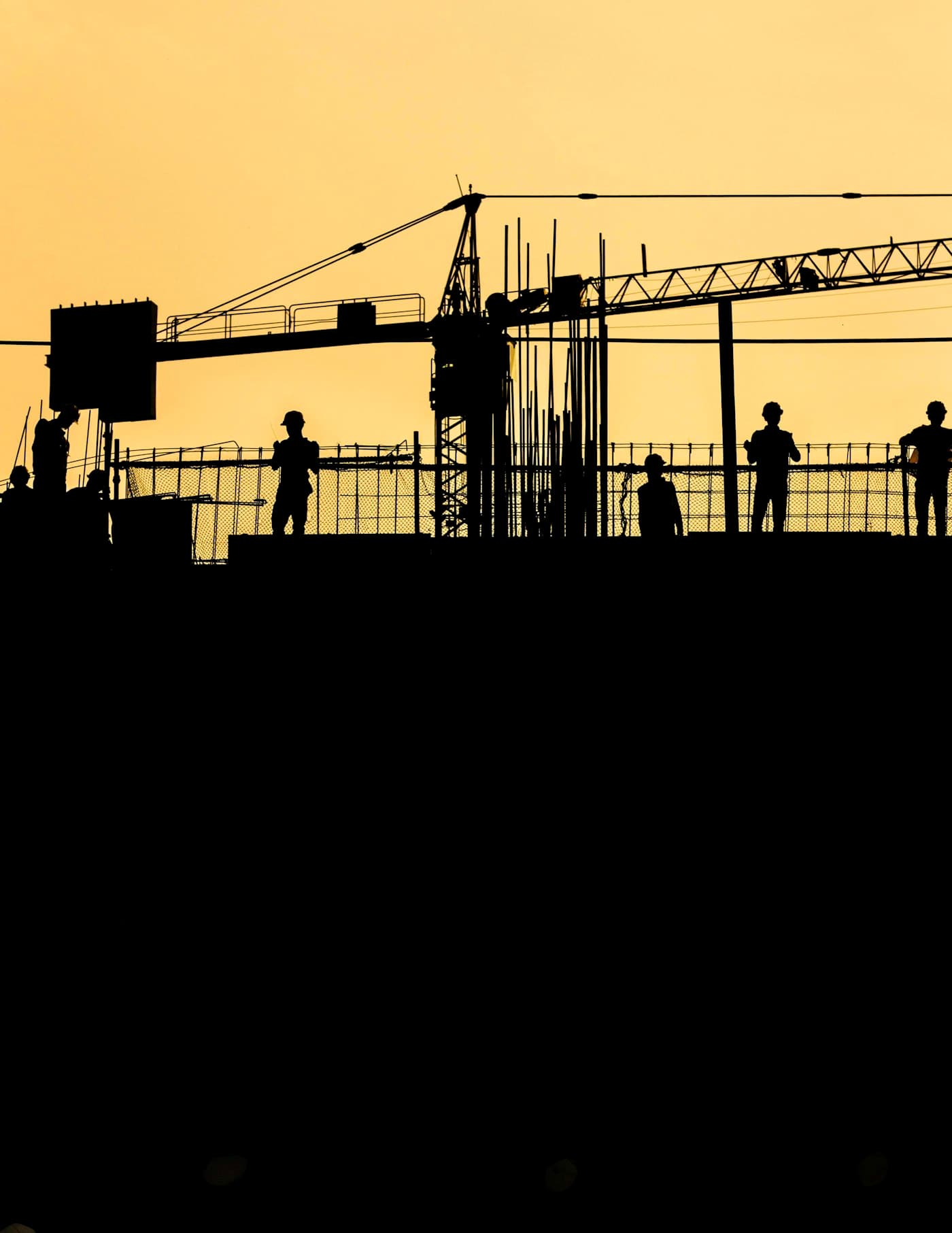 Constructor cu cască pe structura unei clădiri în lucru